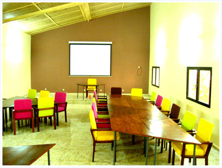 Votre salle de réunion équipée de matériel multimédia de l'hôtel La Pierre de Lisse.