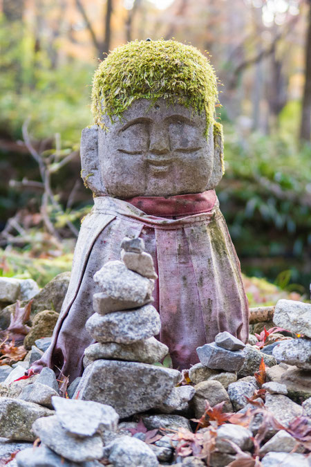 京都大原三千院の紅葉とお地蔵さん