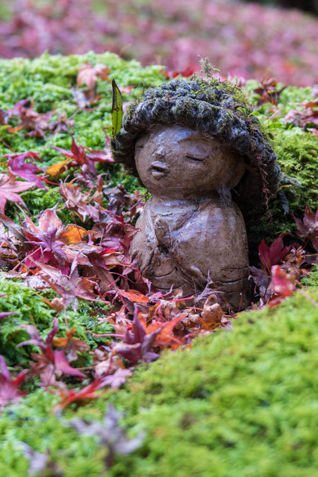 京都大原三千院の紅葉とお地蔵さん