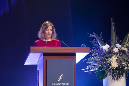 Sarah Schmidtke, Geschäftsführerin der IFK, überreichte die mit 1.000 bis 3.000 Euro dotierten Preise an die Bachelor of Science-Absolventinnen und -Absolventen