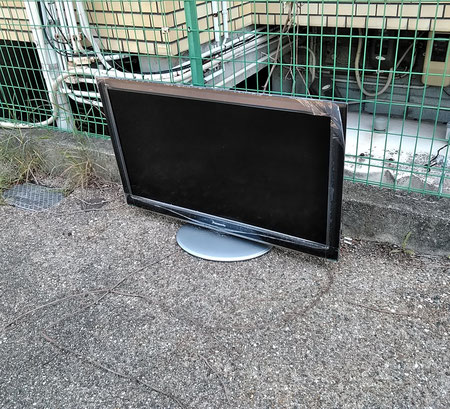 公園に捨てられた“廃TV