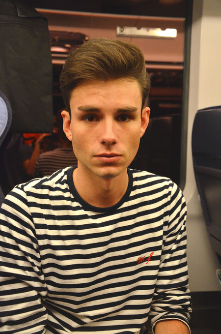 Ein müder Bastian Jo im Zug auf dem Weg nach Berlin