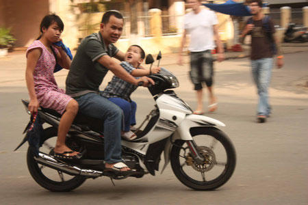 3 sind (lt. vietnamesischen Ansichten) nicht genug auf einem Motorroller