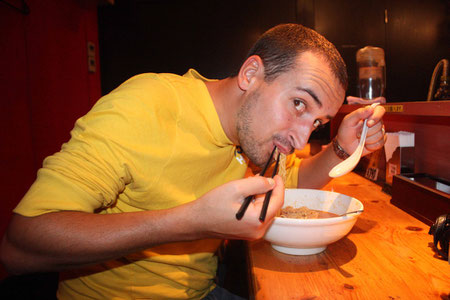 André schwer beschäftigt mit seiner Lieblingssuppe