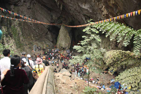 Abstieg in die Huong Tich Cave