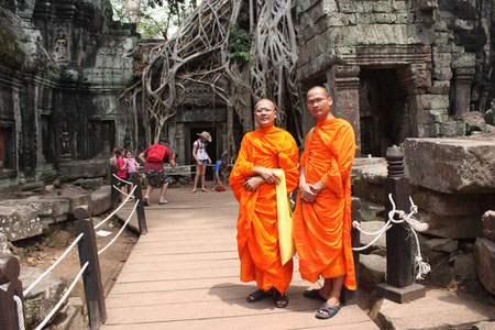 2 thailändische Mönche auf Sightseeing-Urlaub im Ta Prohm