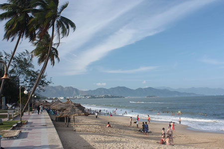 Der Strand von Nha Trang (die Plattenbauten links vom Bildausschnitt habe ich aus ästhetischen Gründen außen vor gelassen)