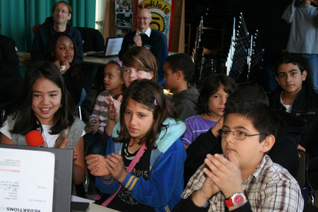 Unsere Schüler sangen ein deutsches und ein mongolisches Lied. Begleitet wurden sie vom Klatschen der Berliner Schüler.