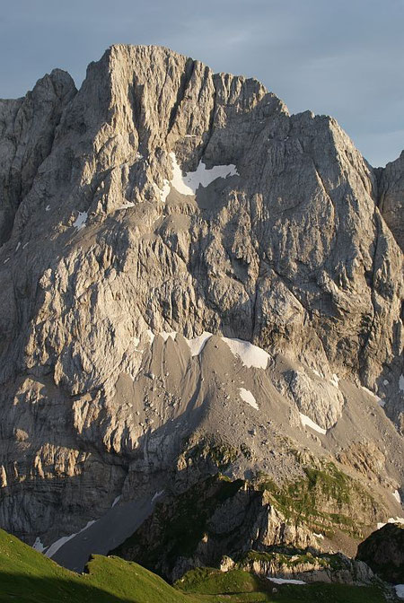 Die Nordwand der Hohen Warte, der Koban- Prunner- Weg führt im linken Bildteil ins teils schneebedckte obere Schuttkar hinauf und zieht dann nach rechts auf den Grat und über diesen zum Gipfel
