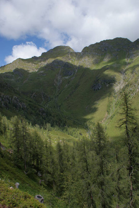 Der erste Blick zur Hochtristen (im Vordergrund die Kaserleiten)