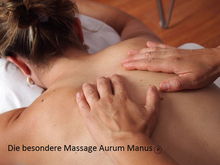 Frau auf einer Massageliege wird massiert