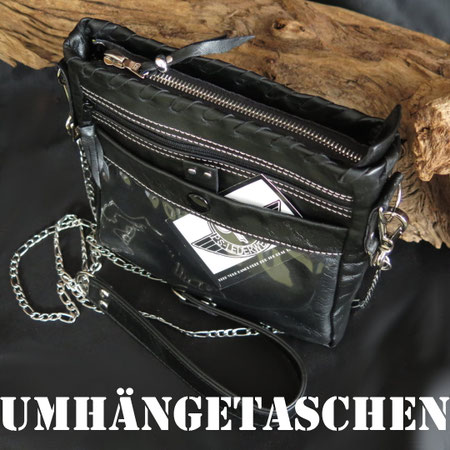 schwarze Umhängetasche mit silberner Kette und einem transparentem Einzelfach