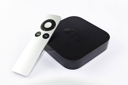 Streamt iTunes-Inhalte von Mac bzw. PC ins Wohnzimmer: Apple TV2. Ebenfalls möglich: Geliehene Filme in 720p aus dem Netz streamen oder den Bildschirminhalt des iPads auf die Mattscheibe spiegeln.