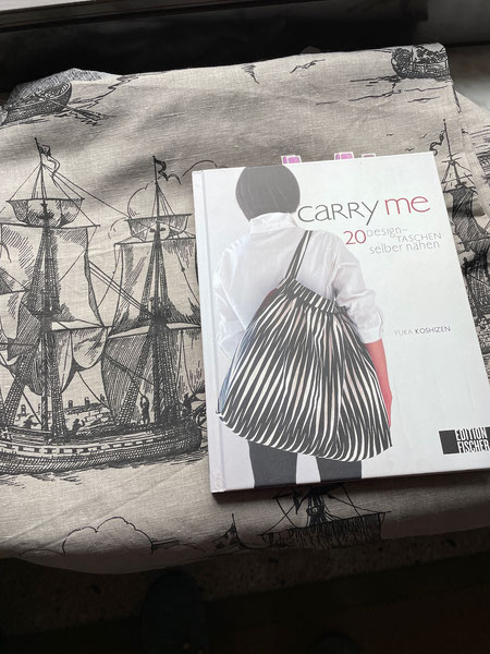 Der Taschenschnitt vom Titel dieses Buches einer japanischen Designerin ist bestimmt toll mit dem maritimen Leinenstoff. © Griselka 2022
