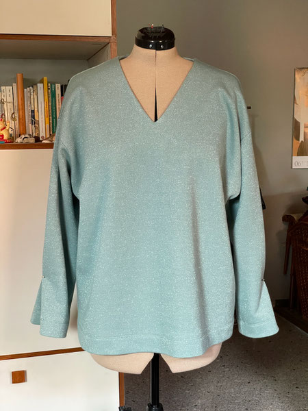 Long sleeve shirt in ice green lurex sweat with v-neck. © Griselka 2022