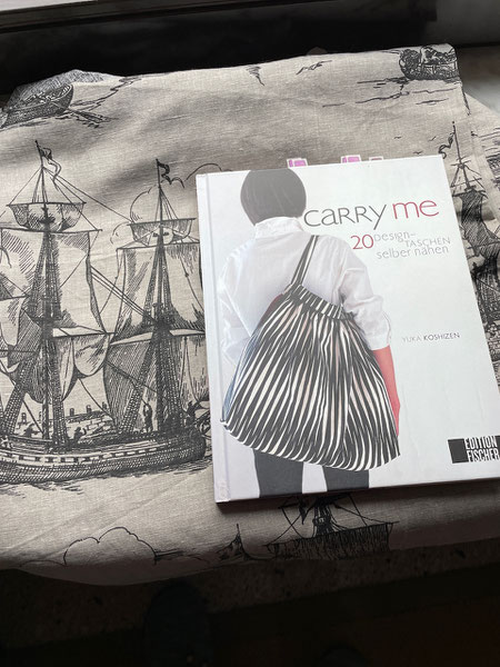 The bag cut from the title of this book by a Japanese designer is sure to be great with the nautical linen fabric.  © Griselka 2022