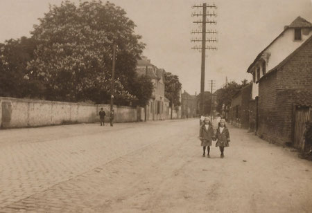 Blick auf die Aachener Straße nach Westen, links die lange Gartenmauer und das Landhaus, um 1920. Foto, Sammlung Dr. Axel Peuster.