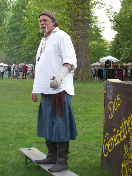 Ja wo ist das Vögelchen ? 2011 fiel Ostern aus weil sein Steinadler den Osterhasen gefressen hat.