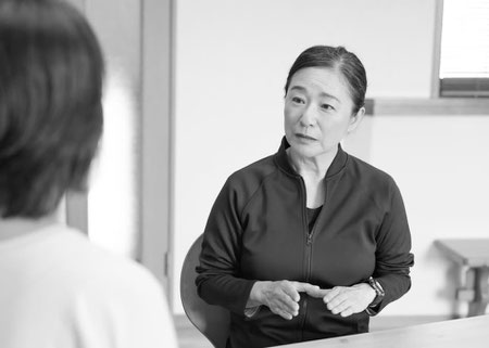キャリアコンサルタントとしての荒藤が、生徒の話に耳を傾けています。