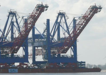 Neue Liebherr Containerbrücken für HHLA
