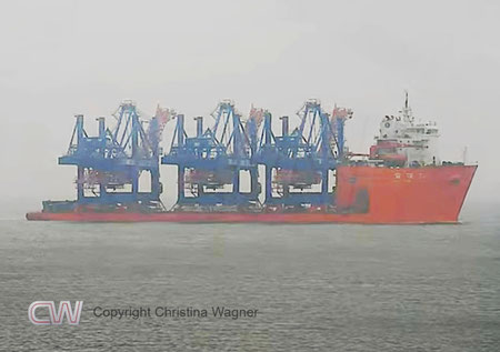 Die ZHONG REN 121 mit den ersten neuen Liebherr Containerbrücken am 14.Dezember 2024 auf der Elbe