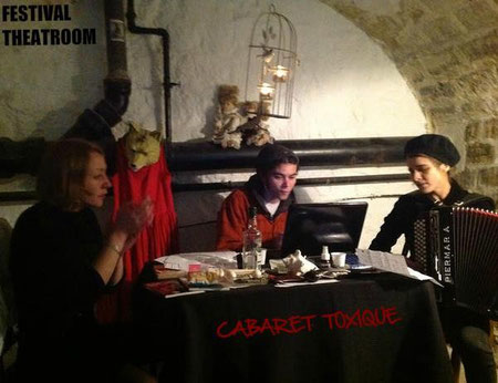 La COQUILLE: L'infernale et sublime trio fantasticus :: Anita Volk + Henrik Aeshna + Sandra Wild = CABARET TOXIQUE qui déploie plume et voix dans l'enceinte du Festival Theatroom. - Photo: Theatroom