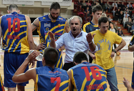 Un time-out "infuocato" di coach Zanellati (foto Daniele Piedinovi)