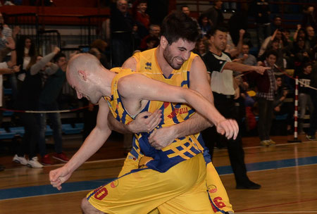 Dipo e Marco Mossi impazziti di gioia (foto Daniele Piedinovi)