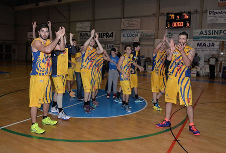 E' finita! I ragazzi finalmente possono festeggiare! (foto Daniele Piedinovi)