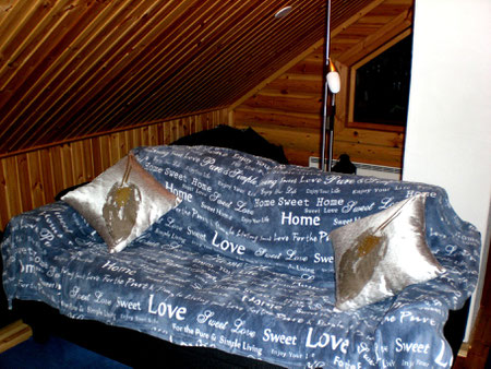 Aufklappbares Schlafsofa (Liegefläche 1,33 x 1,90 m) in der Lese- und Multimediaecke auf der Galerie.