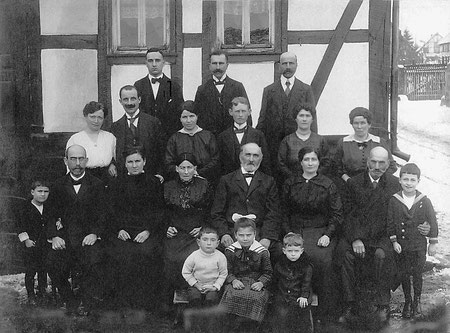 Großfamilie Strauß in Burghaun, Ringstraße 15 um 1910