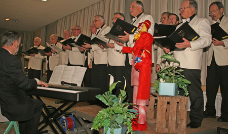 Sangen für die Lebenshilfe Heinsberg: Die Rather Dorfspatzen e.V. unter der Leitung von Helmuth Misgaiski (Piano)