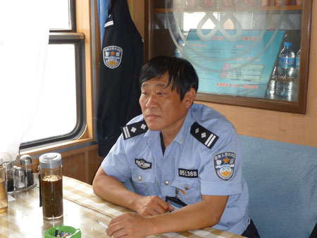 Polizist als Zugsbegleiter mit Minimallohn (umgerechnet ungefähr CHF 200 pro Monat)