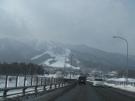 続いてニングルテラスへ向かう。富良野スキー場が見えてきました。来年はスキーをしよう