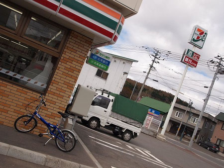 10:28 愛別のコンビニでおにぎりとパンを買う