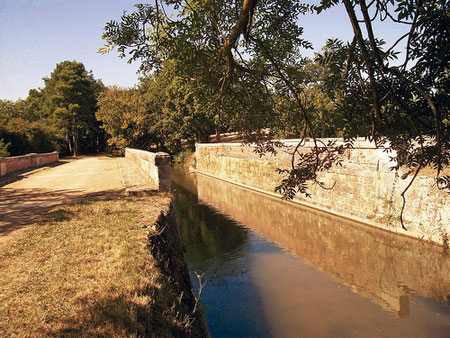 Vue d'amont de l'aqueduc ferroviaire au lieu dit Besombes. Il fait passer la rigole de la Plaine et deux chemins sur la ligne de chemin de fer reliant Castelnaudary à Castres - crédit photo : Gérard Crevon