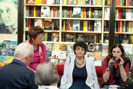 Nella foto, da sx: Maria Cristina Nascosi Sandri, Paola Bassani Pacht, Federica Villa alla Feltrinelli (© Franco Sandri, A.I.R.F.)
