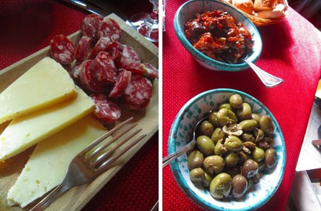 本日定休日･･･なのに心よく開けてくれました。左は乾燥サルシッチャとペコリーノ、右はオリーブとカポナータ。