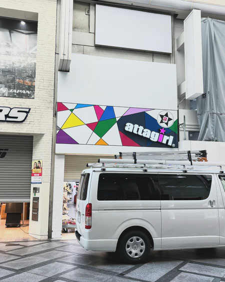 大阪・心斎橋筋商店街で店舗の看板を清掃しました