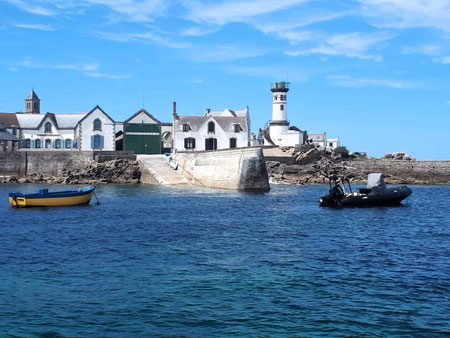 A droite, le phare de Men Brial