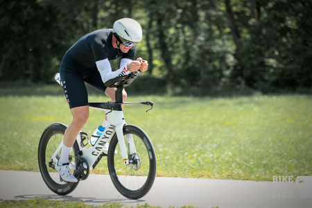 "Iron-Mike" Thallinger, mit seinem Profi-Rad beim Sprint