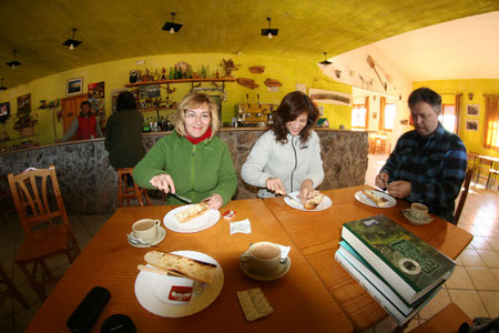 Desayuno-visión con tostadas, café y libros de observación