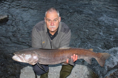 Erich Ronacher zog bereits im Jänner 2013 diesen Huchen an Land (109/9kg)