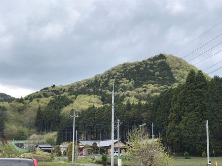 鶏足山駐車場からの見た山