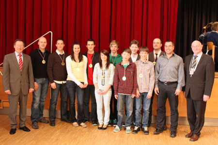 Sportreferent der Stadt Pfarrkirchen, TuS-Vorsitzender Horst Lackner (links) und Bgm. Georg Riedl (rechts)