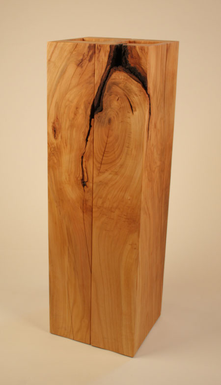 Kaminumrandung aus Kirsche - holzpur-stelen.de/ Holzstelen als Wohnidee