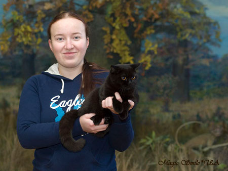 А это наша подружка с выставки - черная британская кошка Регина и ее хозяйка Оля. Живет в Минске, а родом из наших Прилук)))))