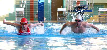 Diana mit Joseph beim Training in der Tölzer Schwimmhalle, Foto: Arndt Pröhl