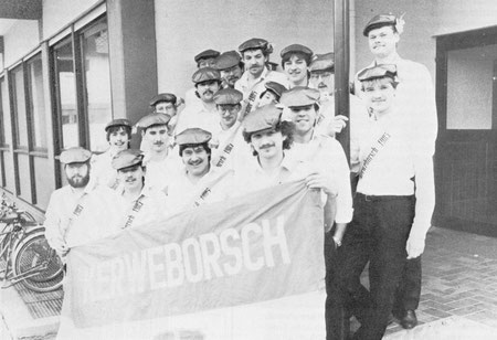 Die Kerweborsch 1986 mit unserer Fahne