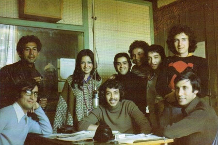 Elenco de la Gira en Radio Ñielol de Temuko integrado por (de pie) Pancho Sazo, Eglia Lizama, Conjunto Yaguarkolla, (abajo)  Locutor , Alejandro Gonzalez, (hoy Alejandro Masmar) y René Figueroa (Los Zunchos).